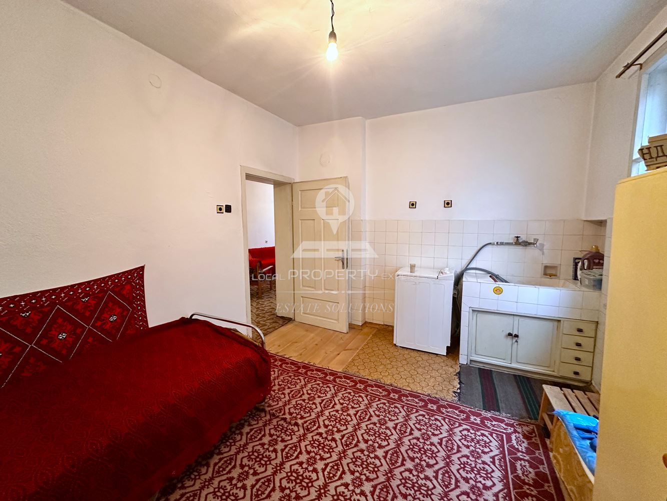 ДВУЕТАЖНА КЪЩА С ДВОР И ГАРАЖ В ГР. РАЗЛОГ - 0