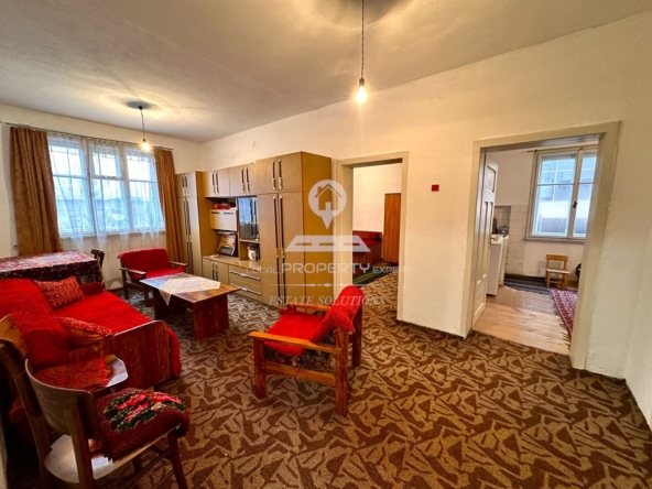 ДВУЕТАЖНА КЪЩА С ДВОР И ГАРАЖ В ГР. РАЗЛОГ - 0