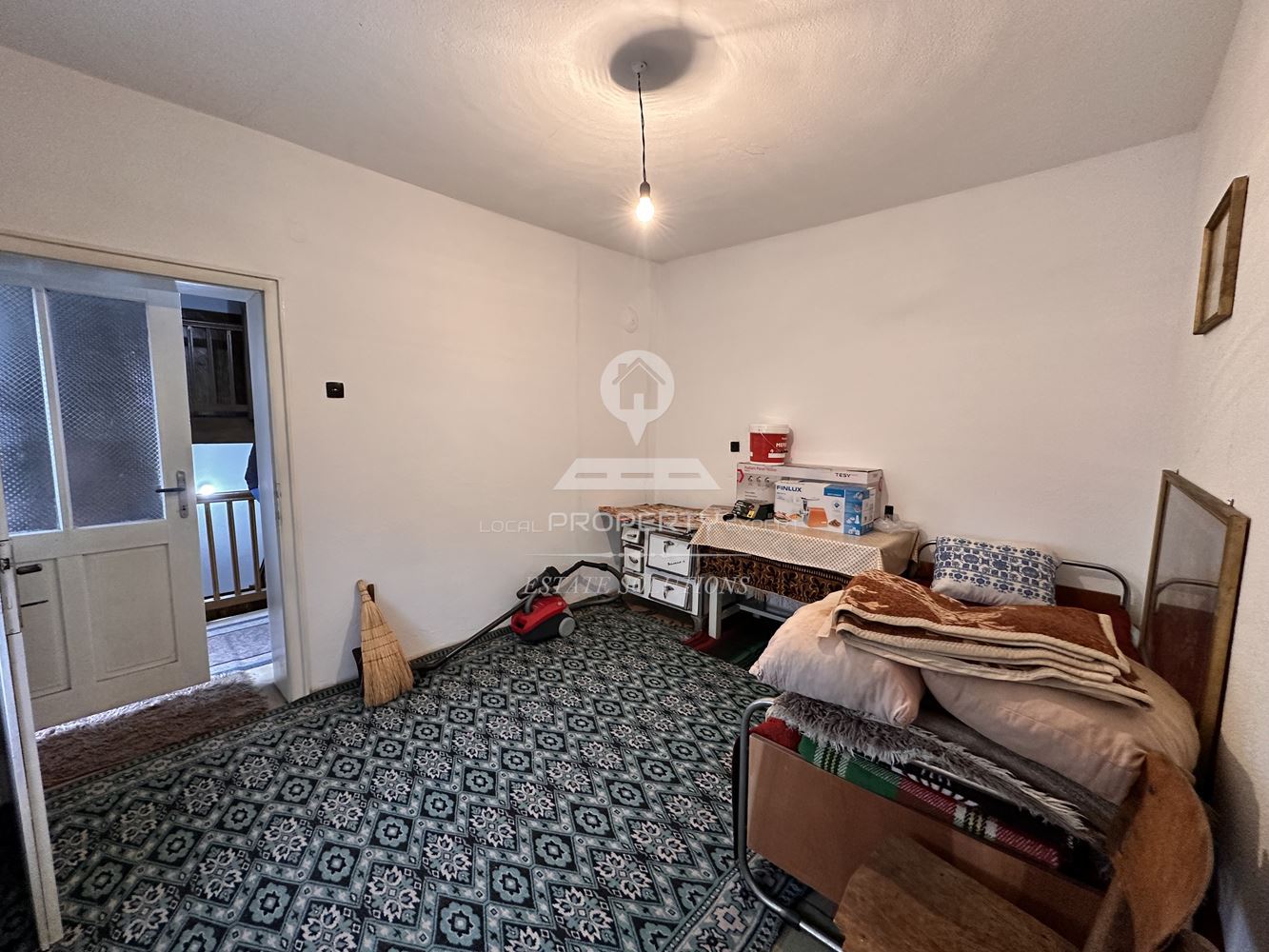 ДВУЕТАЖНА КЪЩА С ДВОР И ГАРАЖ В ГР. РАЗЛОГ - 0