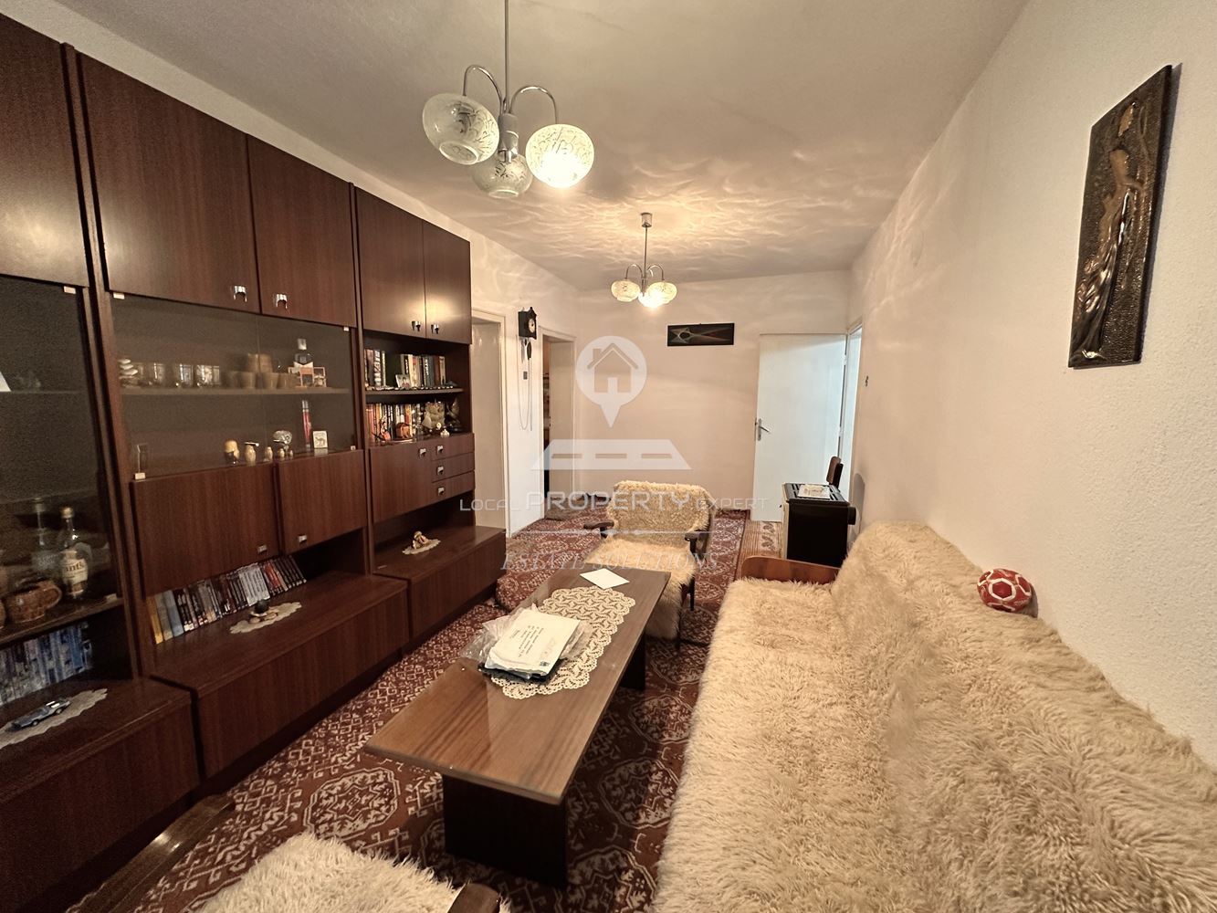 ДВУЕТАЖНА КЪЩА С ДВОР И ГАРАЖ В ГР. РАЗЛОГ - 0