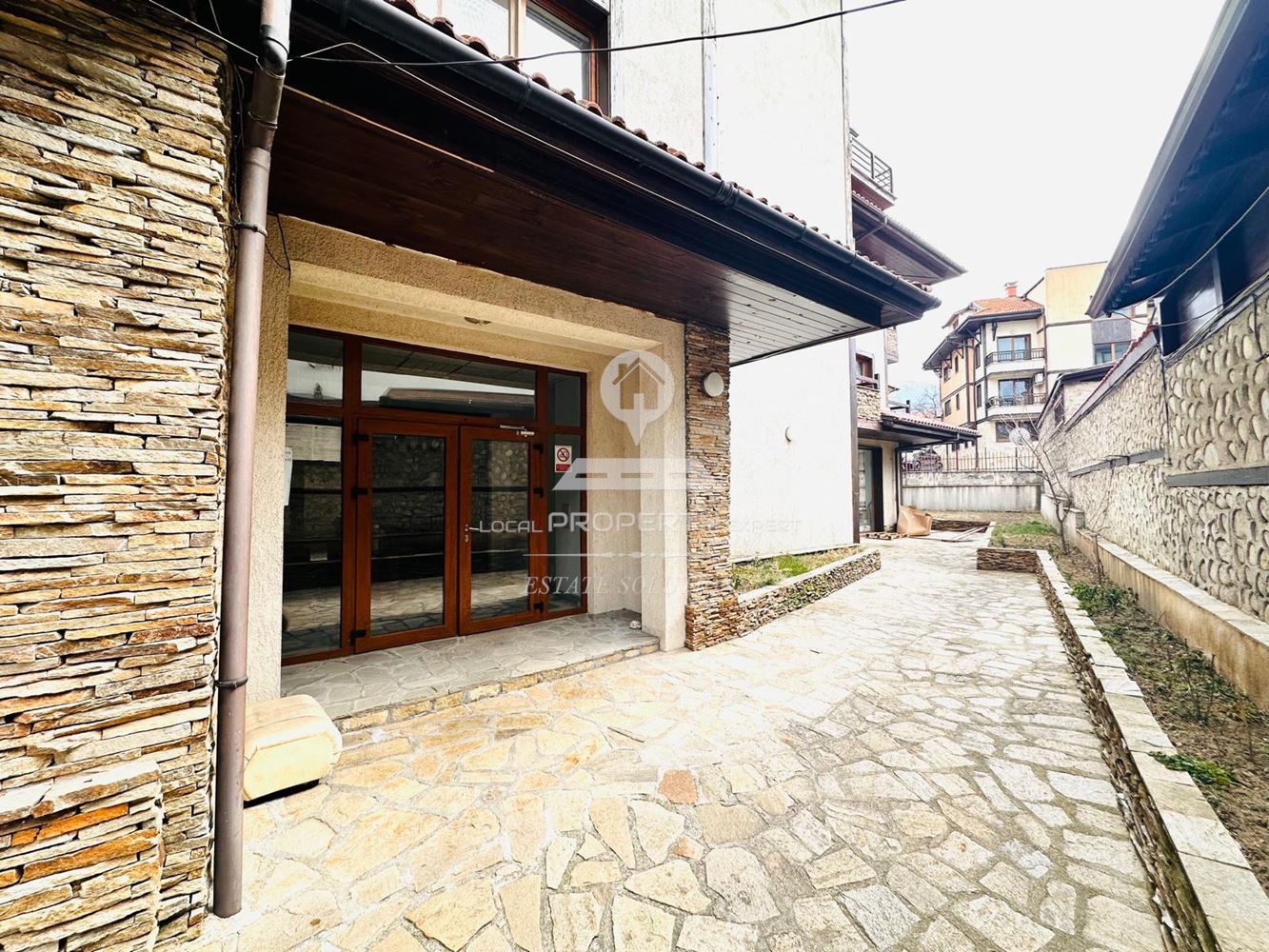 НАПЪЛНО ОБЗАВЕДЕН ТРИСТАЕН МЕЗОНЕТ ПОД НАЕМ В РАЙОНА НА ЕКОНТ, УЛ. ВАСИЛ КЪНЧЕВ 1, ГР. БАНСКО. - 0