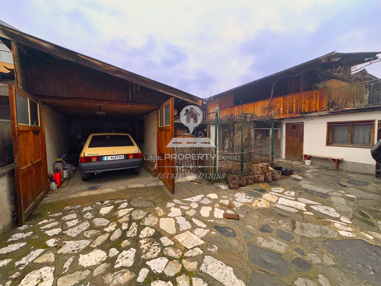 ДВУЕТАЖНА КЪЩА С ДВОР И ГАРАЖ В ГР. РАЗЛОГ - 0
