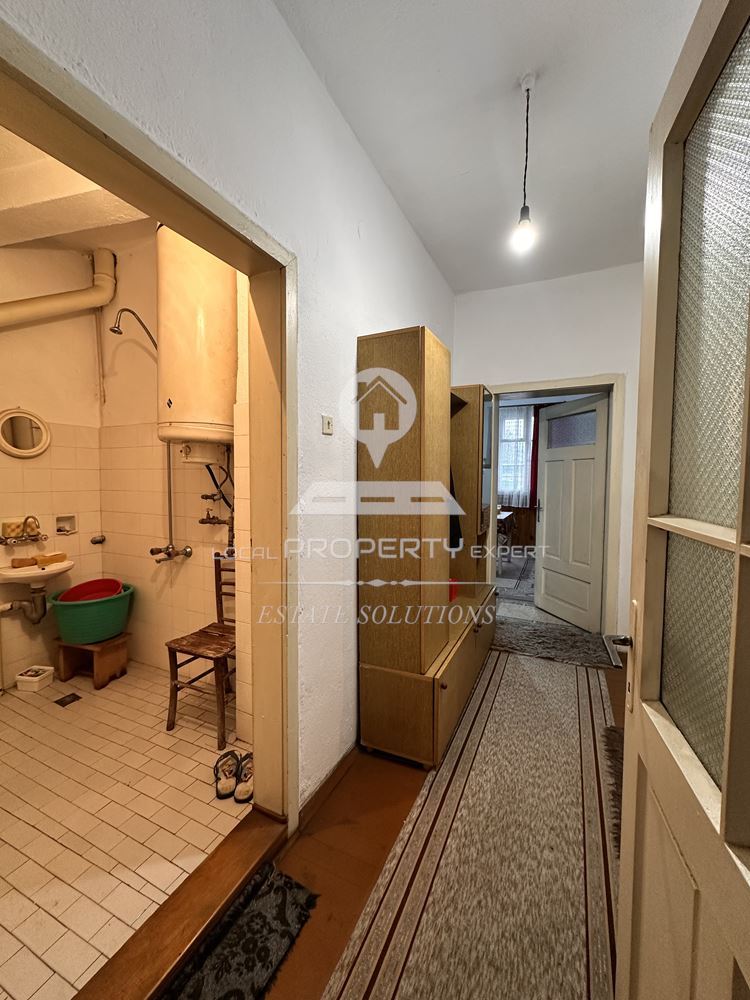 ДВУЕТАЖНА КЪЩА С ДВОР И ГАРАЖ В ГР. РАЗЛОГ - 0