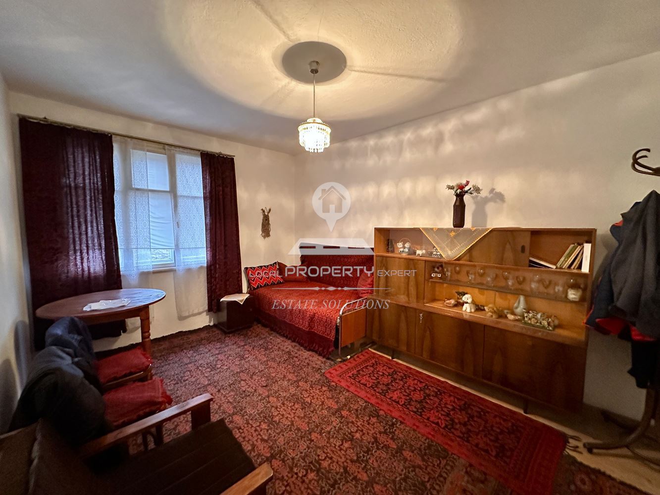 ДВУЕТАЖНА КЪЩА С ДВОР И ГАРАЖ В ГР. РАЗЛОГ - 0