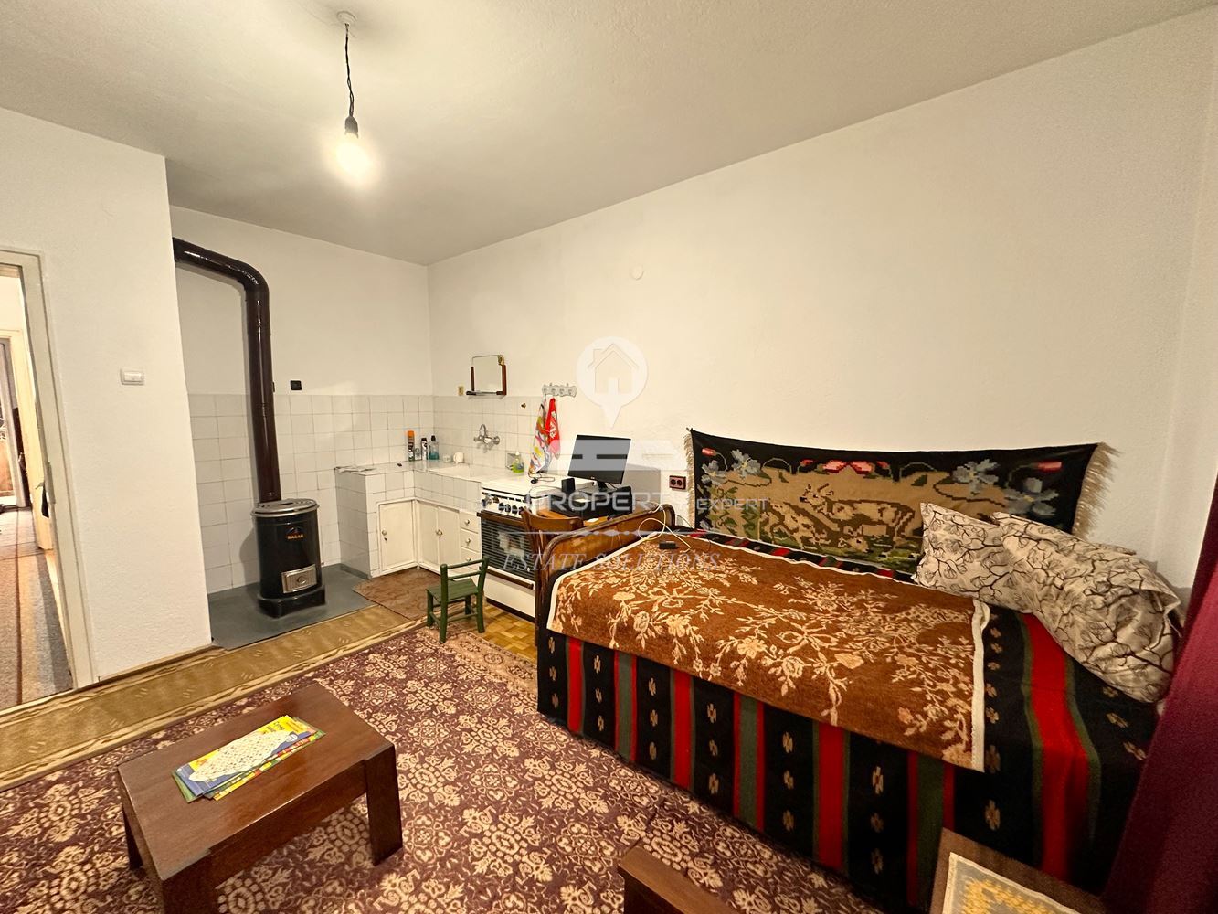 ДВУЕТАЖНА КЪЩА С ДВОР И ГАРАЖ В ГР. РАЗЛОГ - 0