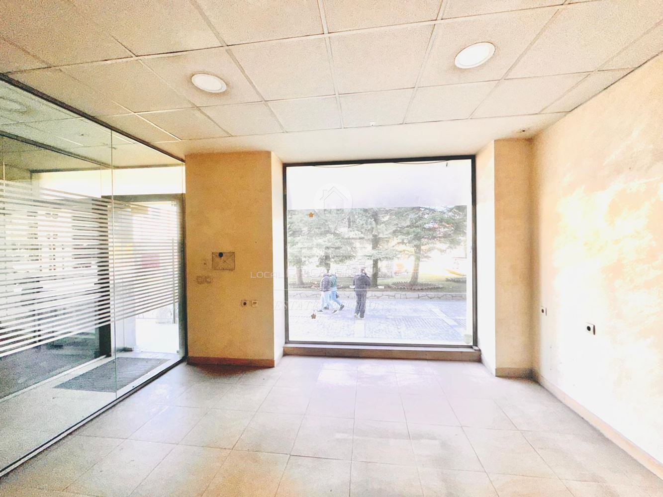 ТЪРГОВСКО ПОМЕЩЕНИЕ ПОД НАЕМ В ИДЕАЛЕН ЦЕНТЪР НА ГР. БАНСКО, ПЛ. "НИКОЛА ВАПЦАРОВ". - 0