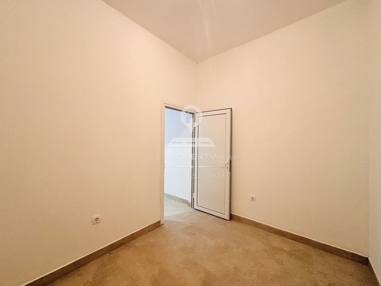 ТЪРГОВСКО ПОМЕЩЕНИЕ ПОД НАЕМ С ТОП ЛОКАЦИЯ, УЛ. ПАТРИАРХ ЕВТИМИ, ГР. БАНСКО. - 0