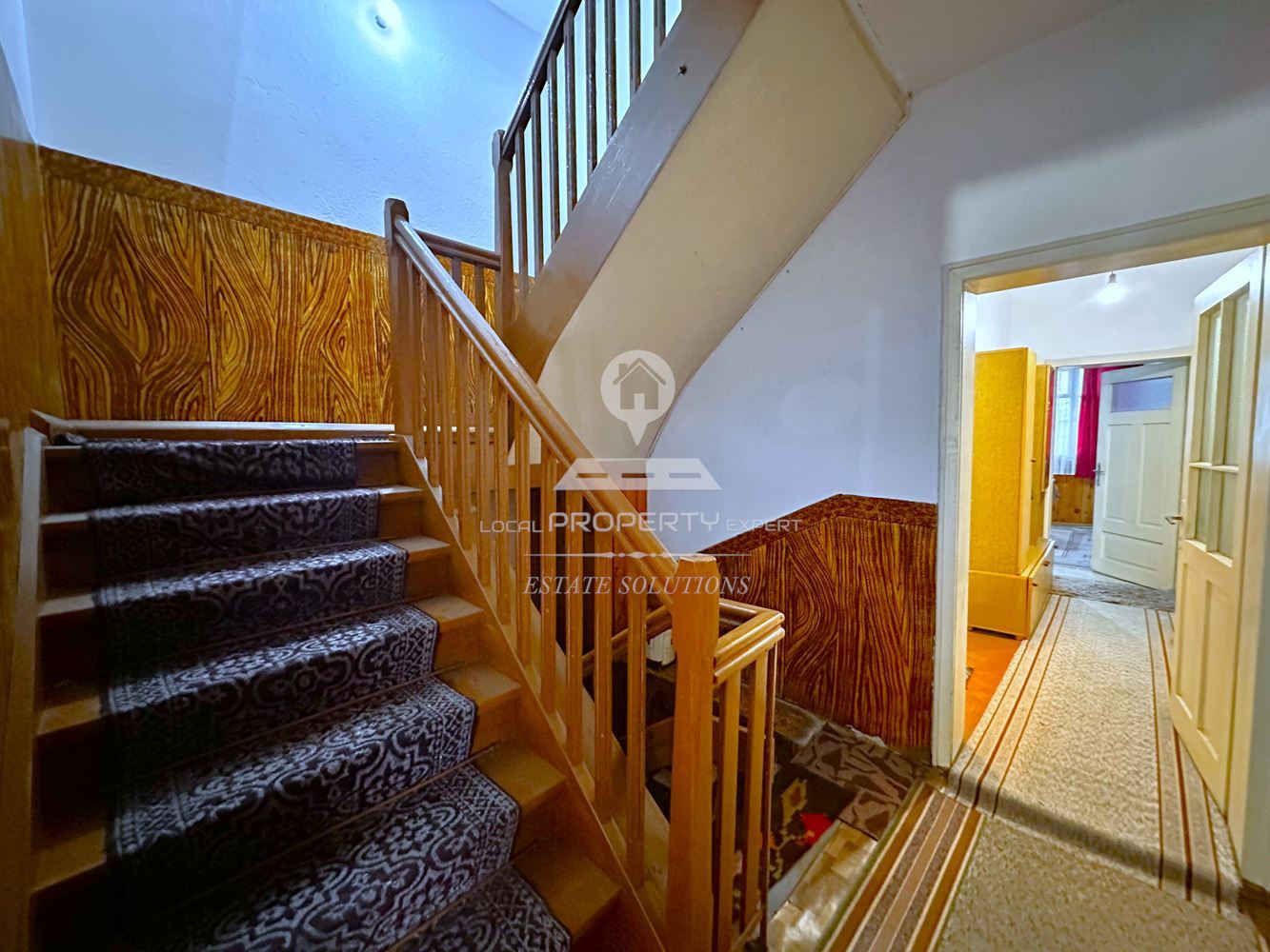 ДВУЕТАЖНА КЪЩА С ДВОР И ГАРАЖ В ГР. РАЗЛОГ - 0