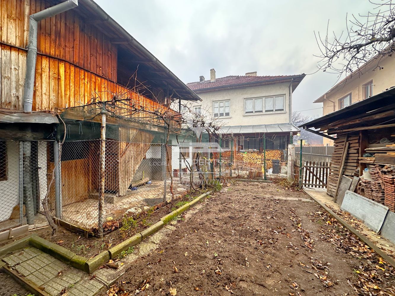 ДВУЕТАЖНА КЪЩА С ДВОР И ГАРАЖ В ГР. РАЗЛОГ - 0