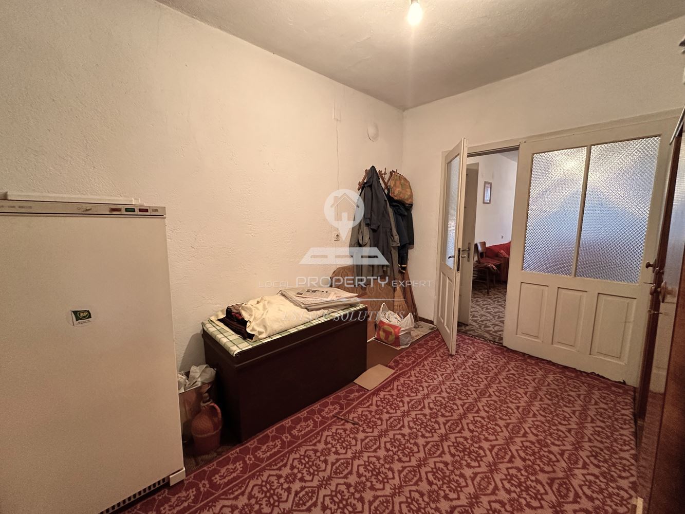 ДВУЕТАЖНА КЪЩА С ДВОР И ГАРАЖ В ГР. РАЗЛОГ - 0