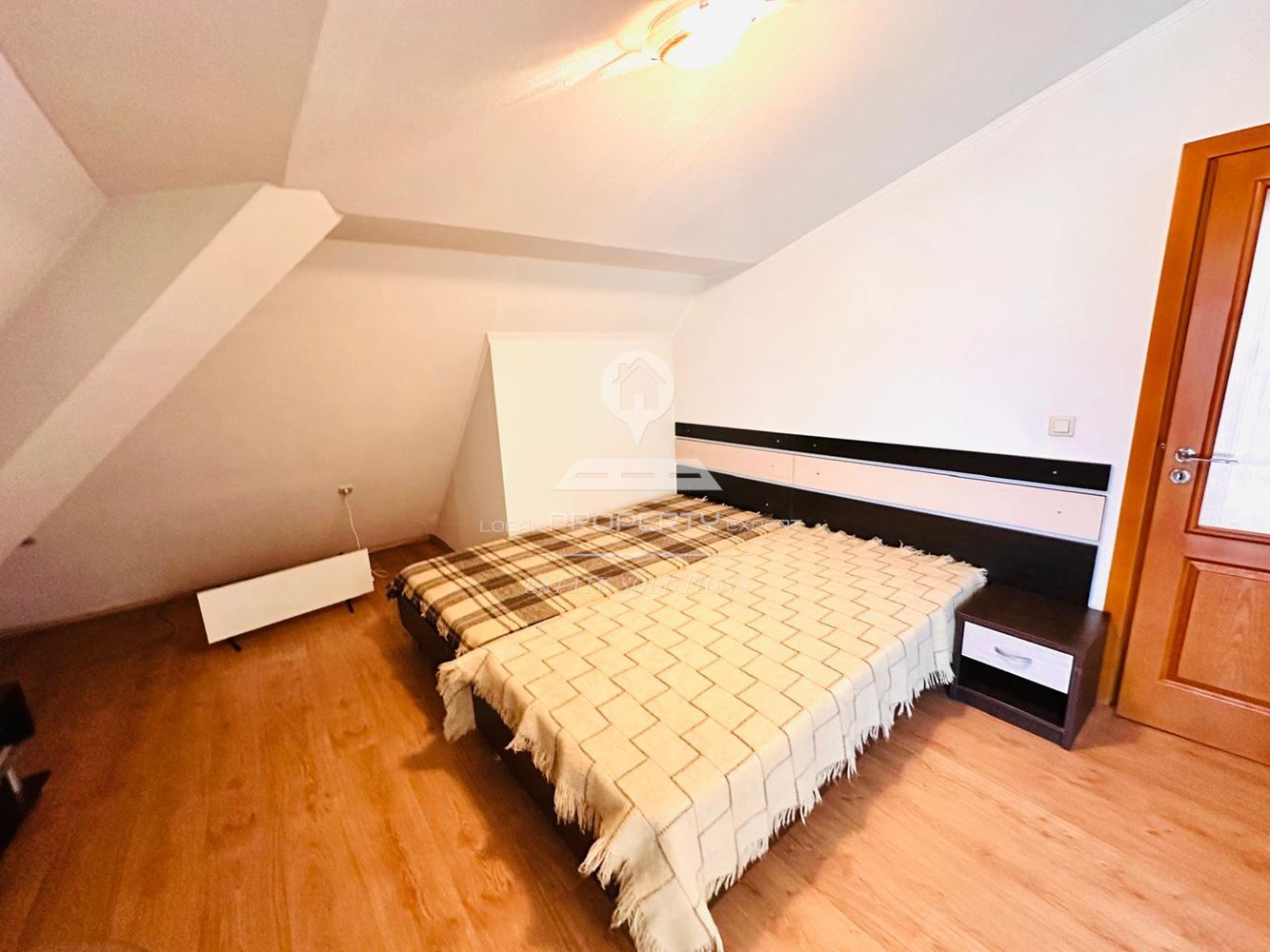 НАПЪЛНО ОБЗАВЕДЕН ТРИСТАЕН МЕЗОНЕТ ПОД НАЕМ В РАЙОНА НА ЕКОНТ, УЛ. ВАСИЛ КЪНЧЕВ 1, ГР. БАНСКО. - 0