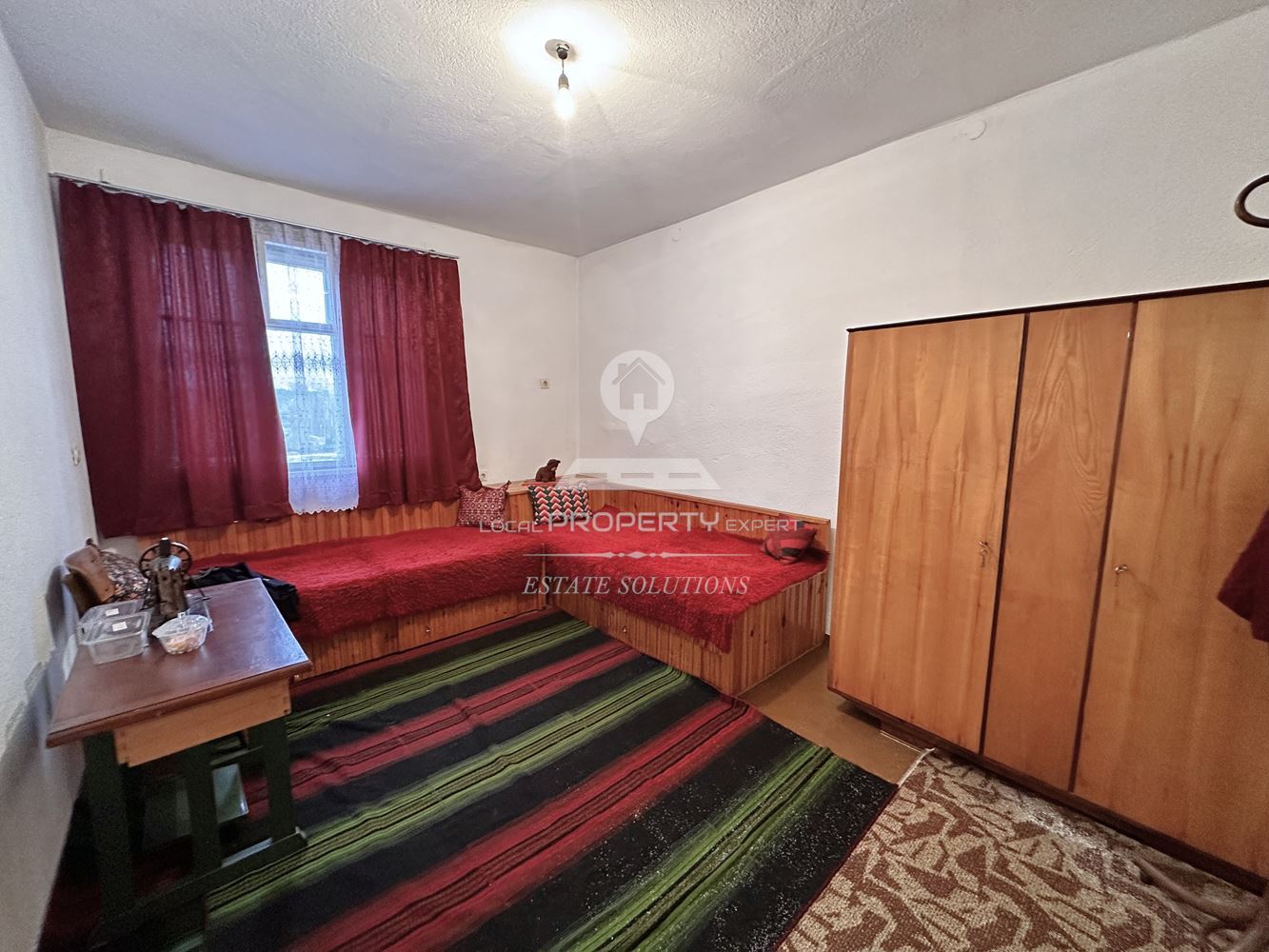 ДВУЕТАЖНА КЪЩА С ДВОР И ГАРАЖ В ГР. РАЗЛОГ - 0