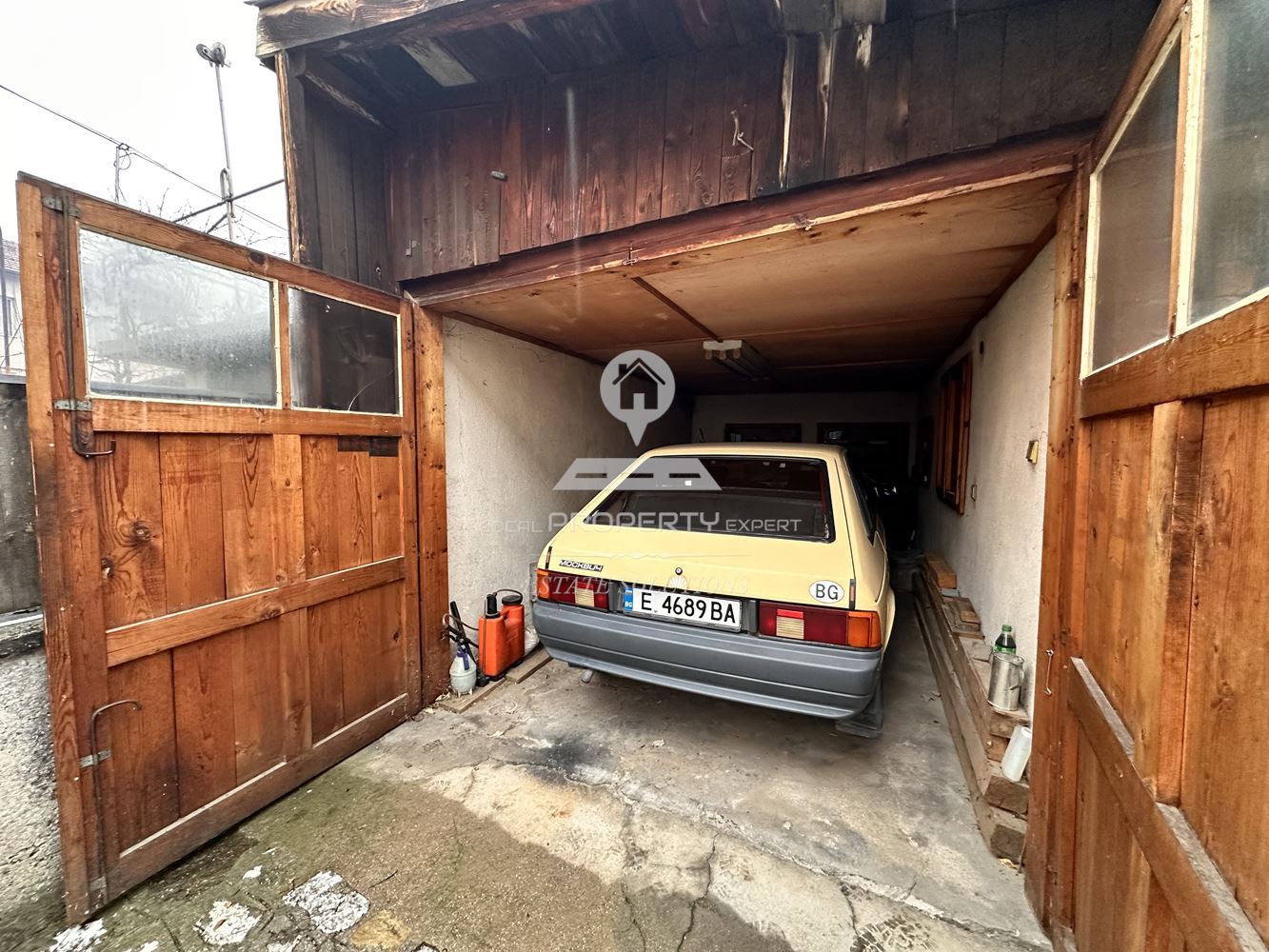 ДВУЕТАЖНА КЪЩА С ДВОР И ГАРАЖ В ГР. РАЗЛОГ - 0