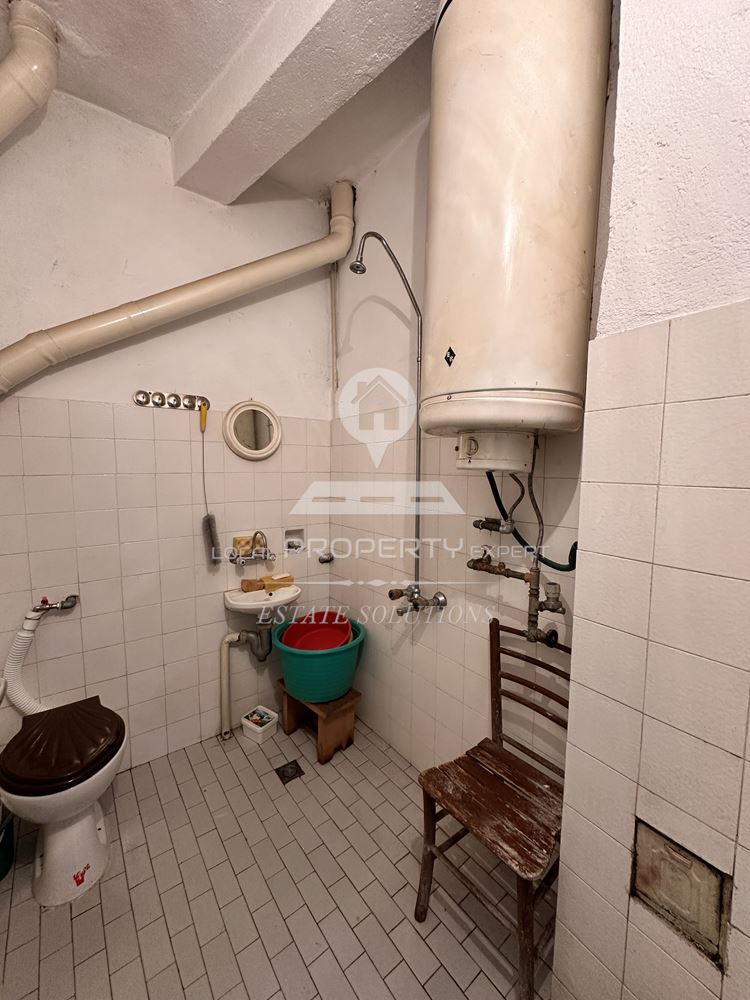 ДВУЕТАЖНА КЪЩА С ДВОР И ГАРАЖ В ГР. РАЗЛОГ - 0