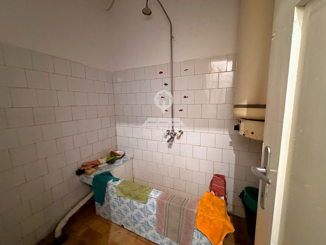 ДВУЕТАЖНА КЪЩА С ДВОР И ГАРАЖ В ГР. РАЗЛОГ - 0