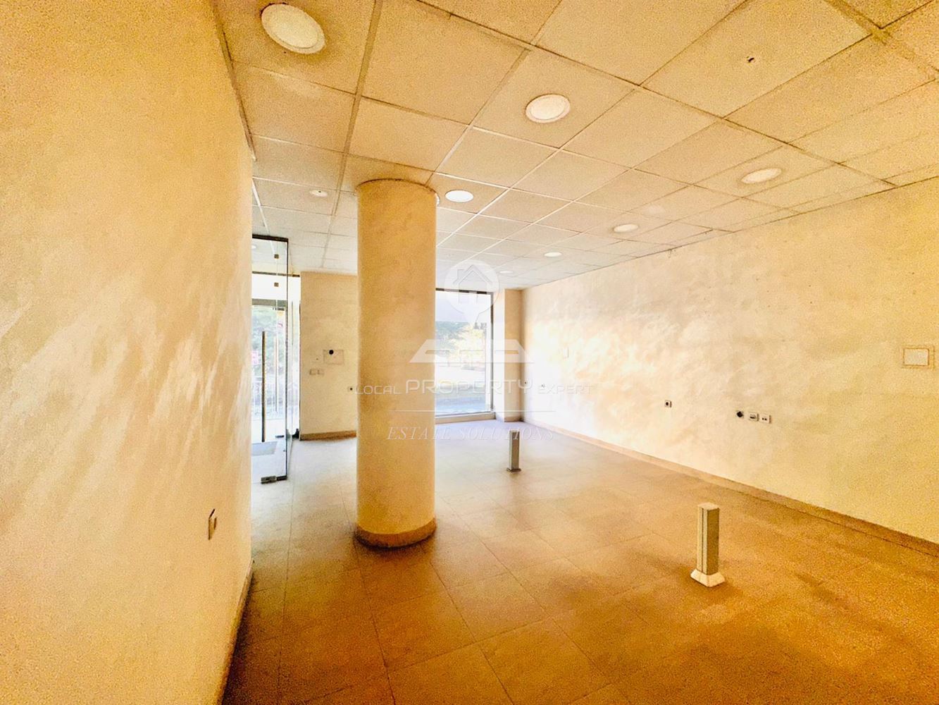 ТЪРГОВСКО ПОМЕЩЕНИЕ ПОД НАЕМ В ИДЕАЛЕН ЦЕНТЪР НА ГР. БАНСКО, ПЛ. "НИКОЛА ВАПЦАРОВ". - 0