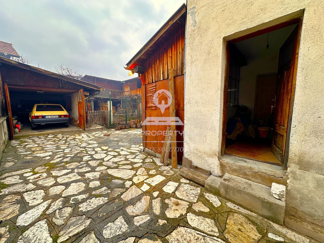 ДВУЕТАЖНА КЪЩА С ДВОР И ГАРАЖ В ГР. РАЗЛОГ - 0