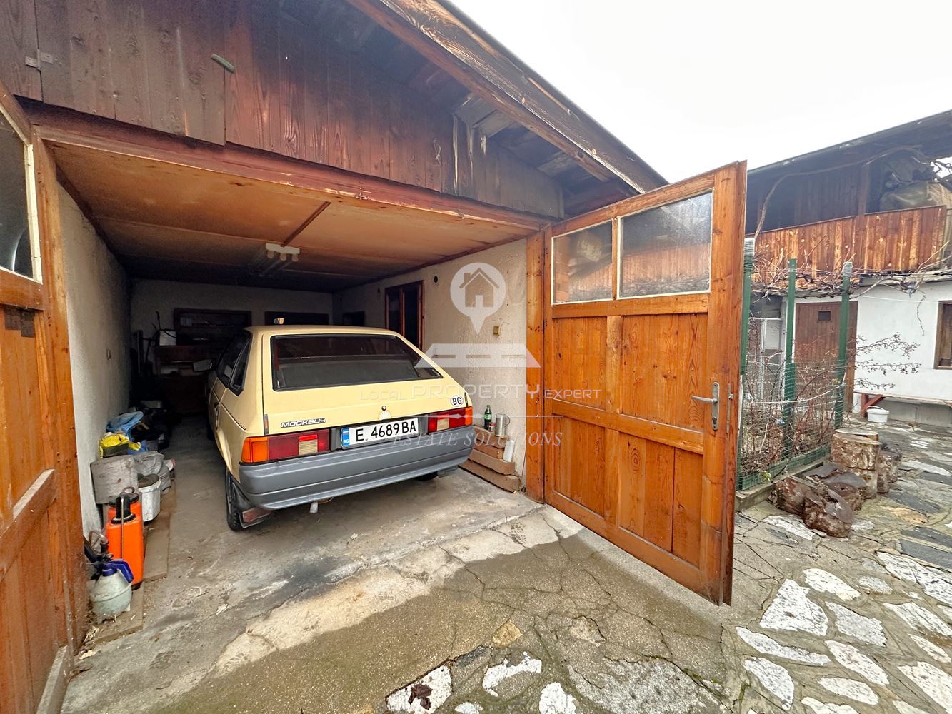 ДВУЕТАЖНА КЪЩА С ДВОР И ГАРАЖ В ГР. РАЗЛОГ - 0