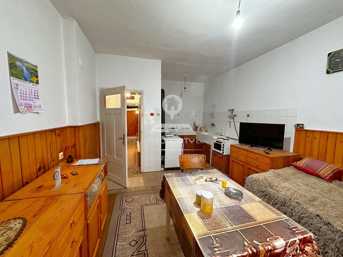 ДВУЕТАЖНА КЪЩА С ДВОР И ГАРАЖ В ГР. РАЗЛОГ - 0