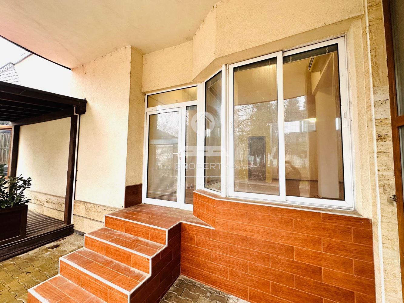 ТЪРГОВСКО ПОМЕЩЕНИЕ ПОД НАЕМ, ШИРОК ЦЕНТЪР УЛ. БЯЛА РЕКА, ГР. РАЗЛОГ. - 0