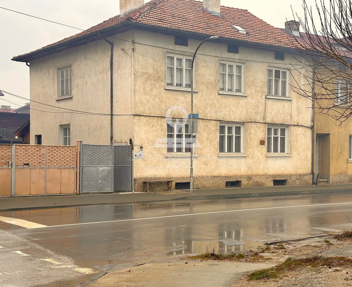 ДВУЕТАЖНА КЪЩА С ДВОР И ГАРАЖ В ГР. РАЗЛОГ - 0