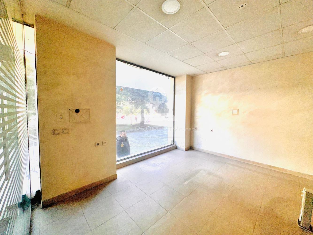 ТЪРГОВСКО ПОМЕЩЕНИЕ ПОД НАЕМ В ИДЕАЛЕН ЦЕНТЪР НА ГР. БАНСКО, ПЛ. "НИКОЛА ВАПЦАРОВ". - 0