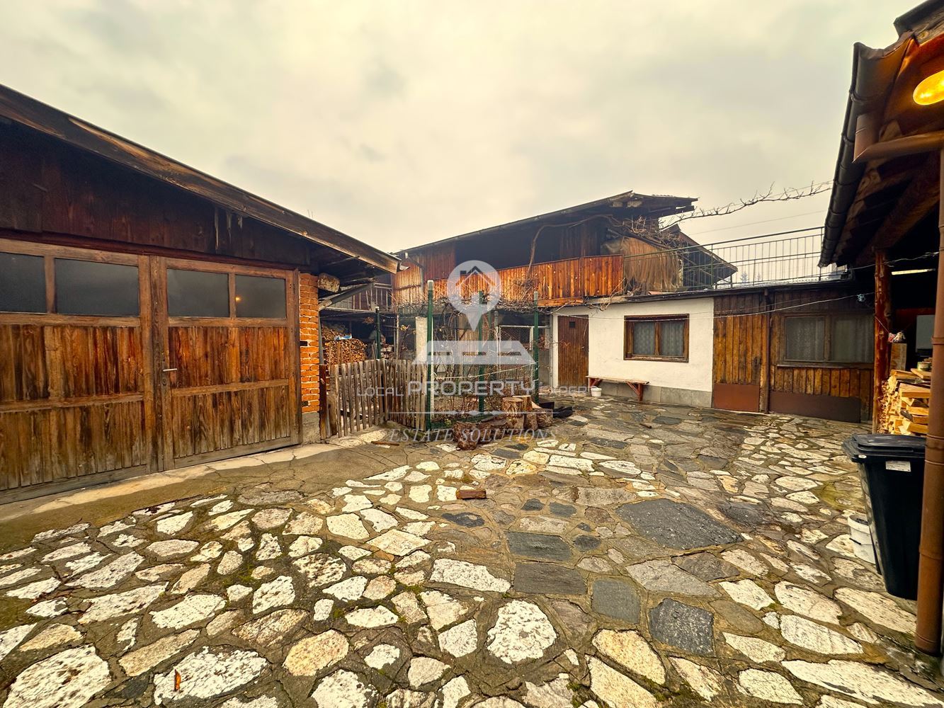 ДВУЕТАЖНА КЪЩА С ДВОР И ГАРАЖ В ГР. РАЗЛОГ - 0