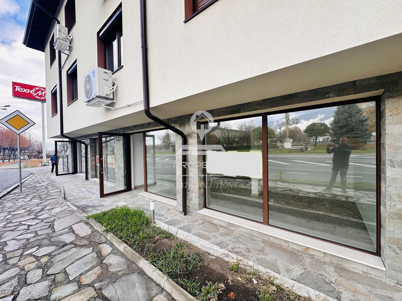 ТЪРГОВСКО ПОМЕЩЕНИЕ ПОД НАЕМ С ТОП ЛОКАЦИЯ, УЛ. ПАТРИАРХ ЕВТИМИ, ГР. БАНСКО. - 0