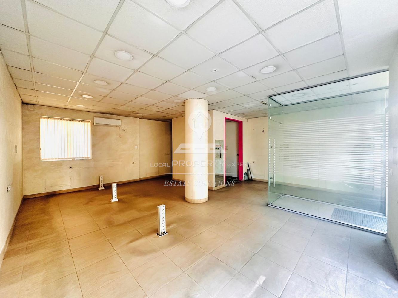 ТЪРГОВСКО ПОМЕЩЕНИЕ ПОД НАЕМ В ИДЕАЛЕН ЦЕНТЪР НА ГР. БАНСКО, ПЛ. "НИКОЛА ВАПЦАРОВ". - 0