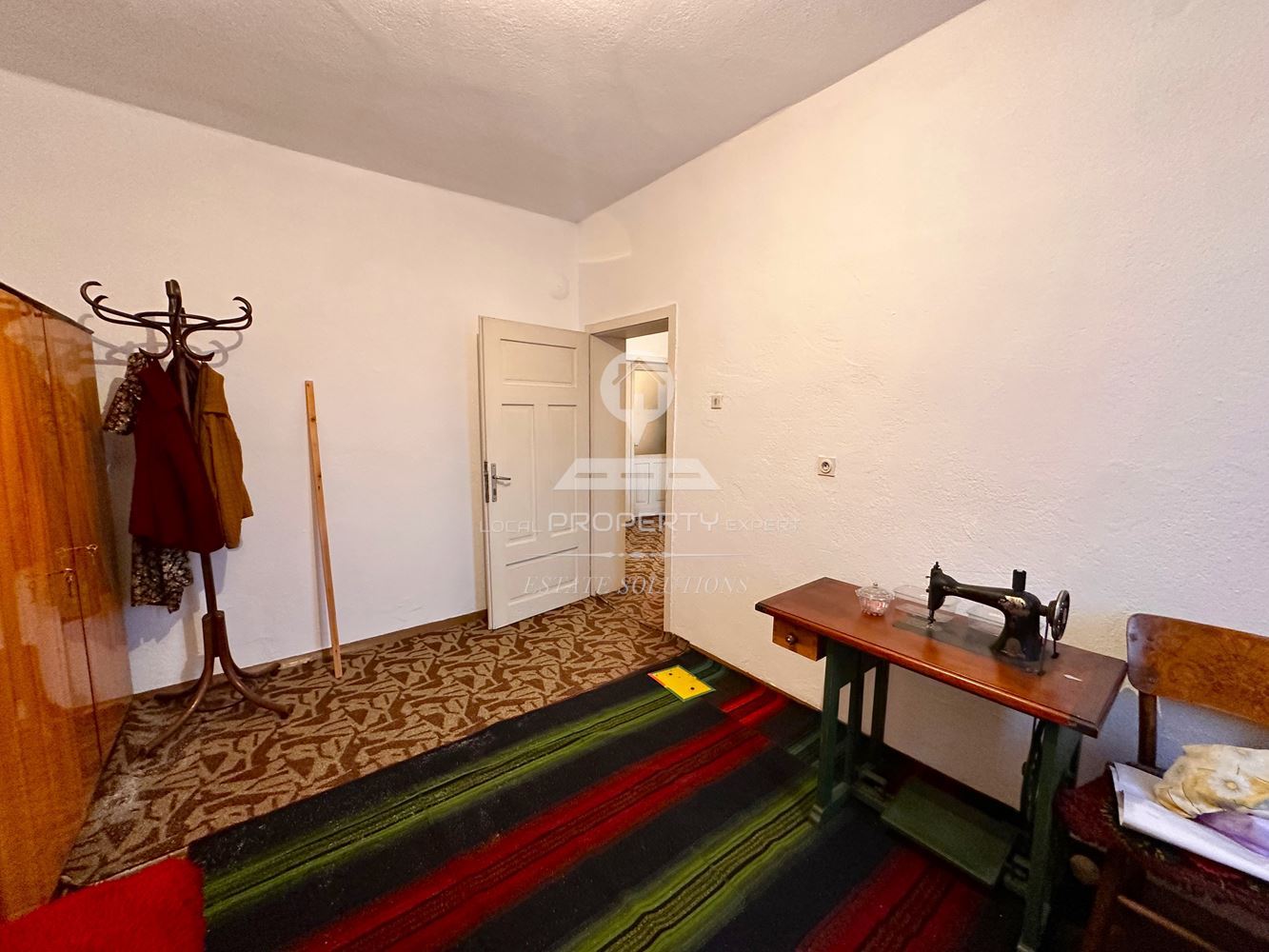 ДВУЕТАЖНА КЪЩА С ДВОР И ГАРАЖ В ГР. РАЗЛОГ - 0