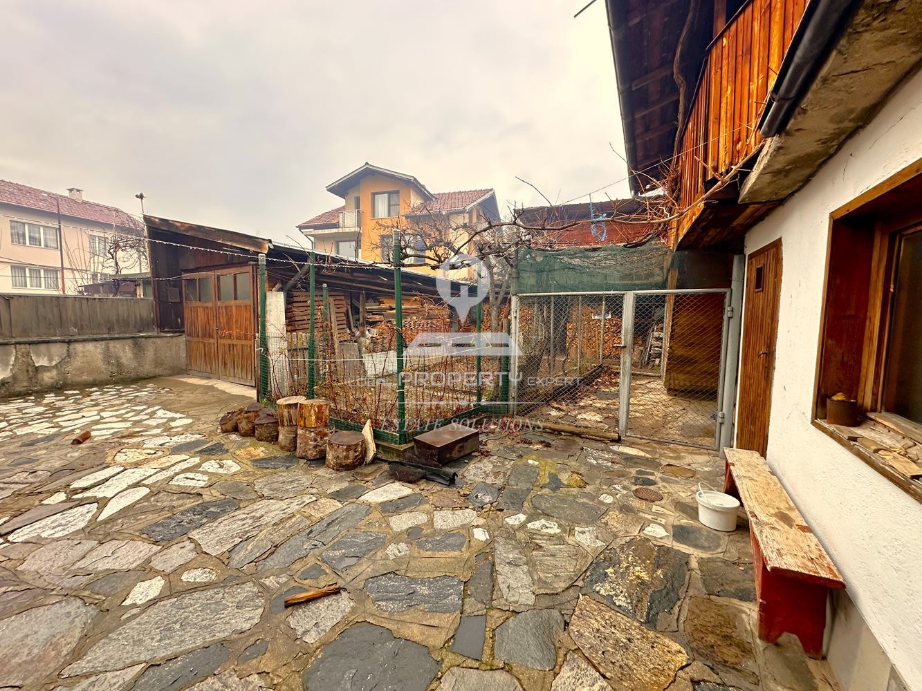 ДВУЕТАЖНА КЪЩА С ДВОР И ГАРАЖ В ГР. РАЗЛОГ - 0