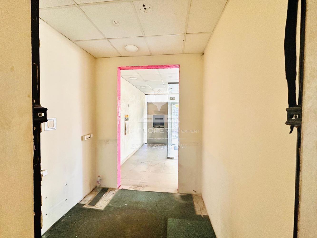 ТЪРГОВСКО ПОМЕЩЕНИЕ ПОД НАЕМ В ИДЕАЛЕН ЦЕНТЪР НА ГР. БАНСКО, ПЛ. "НИКОЛА ВАПЦАРОВ". - 0