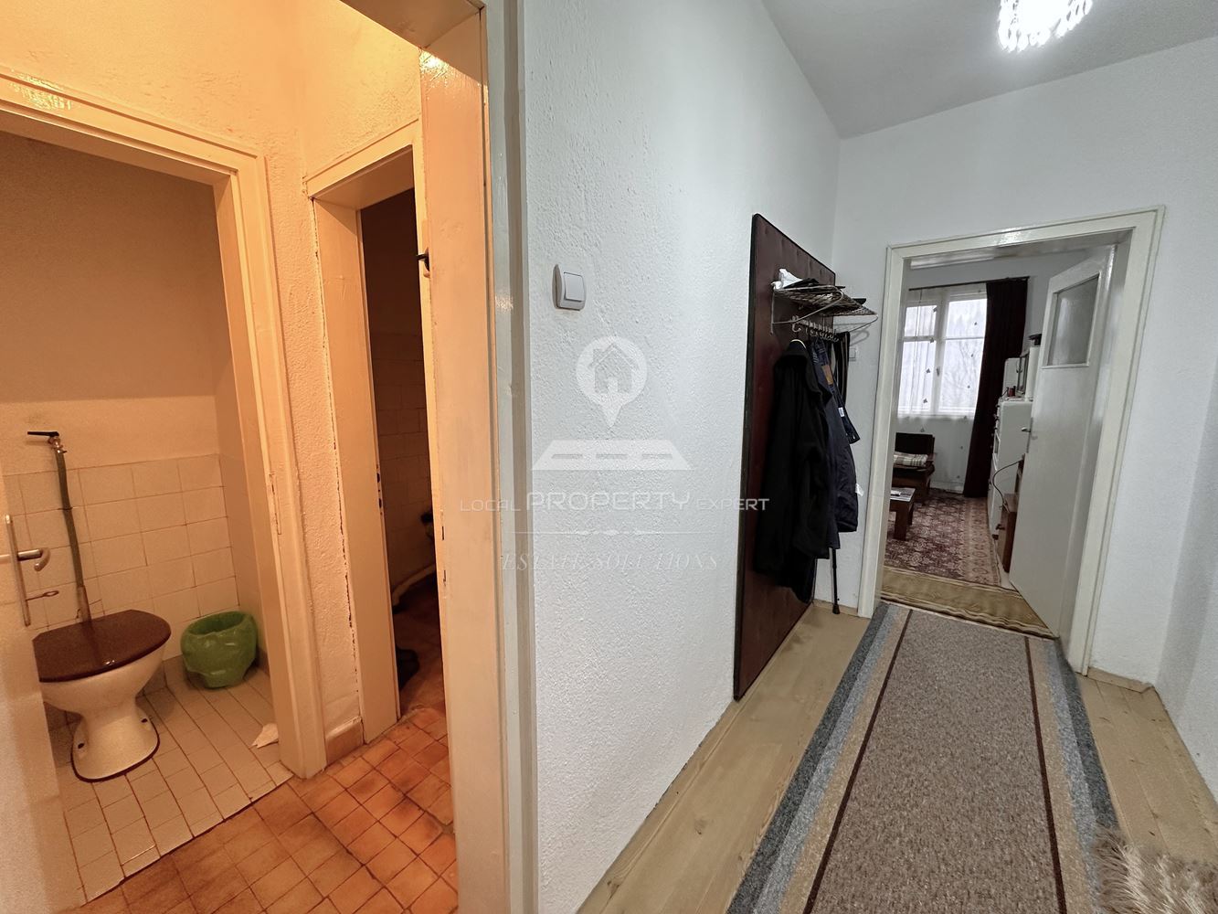 ДВУЕТАЖНА КЪЩА С ДВОР И ГАРАЖ В ГР. РАЗЛОГ - 0