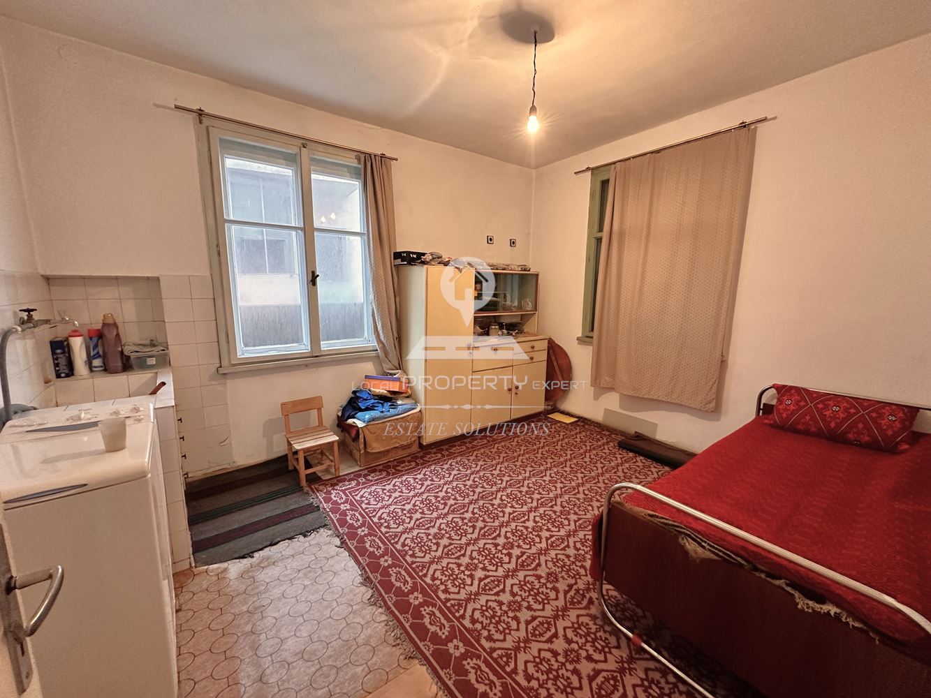 ДВУЕТАЖНА КЪЩА С ДВОР И ГАРАЖ В ГР. РАЗЛОГ - 0