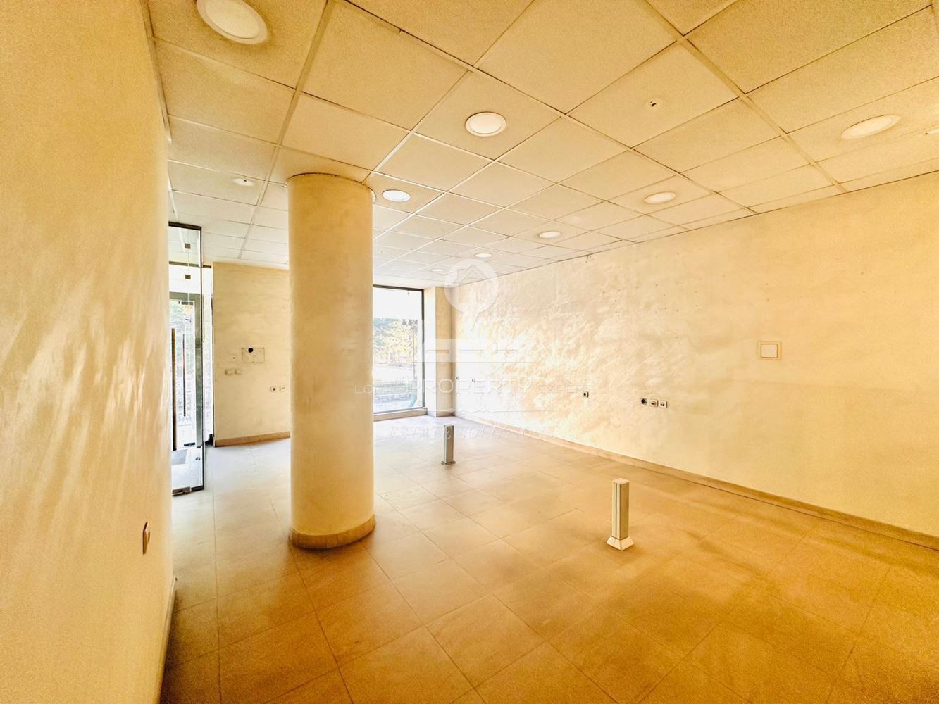 ТЪРГОВСКО ПОМЕЩЕНИЕ ПОД НАЕМ В ИДЕАЛЕН ЦЕНТЪР НА ГР. БАНСКО, ПЛ. "НИКОЛА ВАПЦАРОВ". - 0