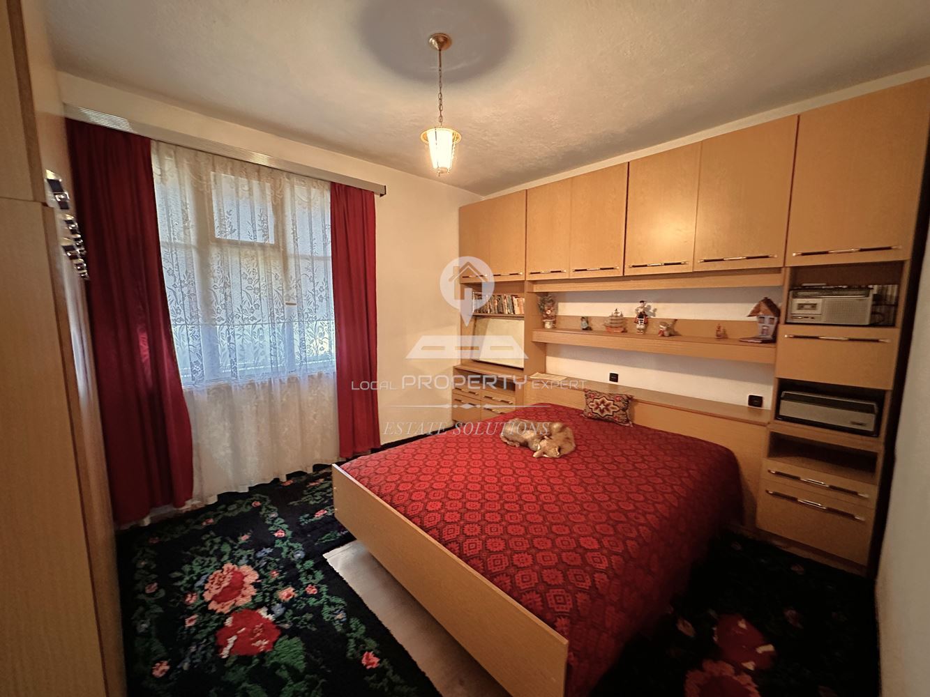 ДВУЕТАЖНА КЪЩА С ДВОР И ГАРАЖ В ГР. РАЗЛОГ - 0