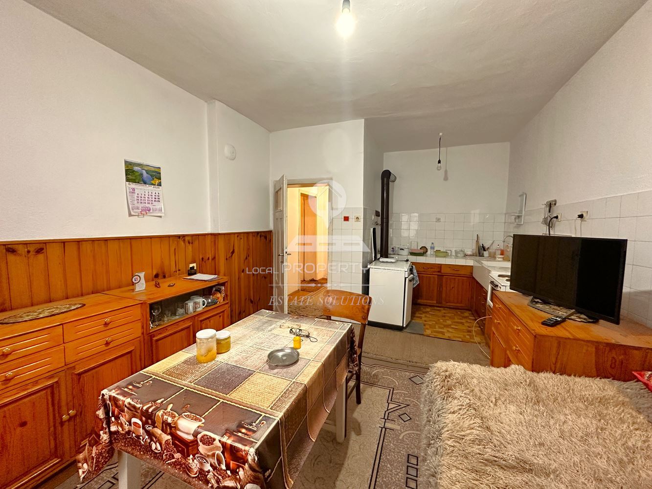 ДВУЕТАЖНА КЪЩА С ДВОР И ГАРАЖ В ГР. РАЗЛОГ - 0