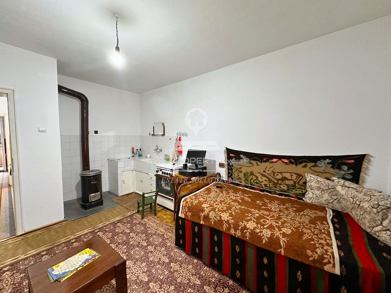 ДВУЕТАЖНА КЪЩА С ДВОР И ГАРАЖ В ГР. РАЗЛОГ - 0