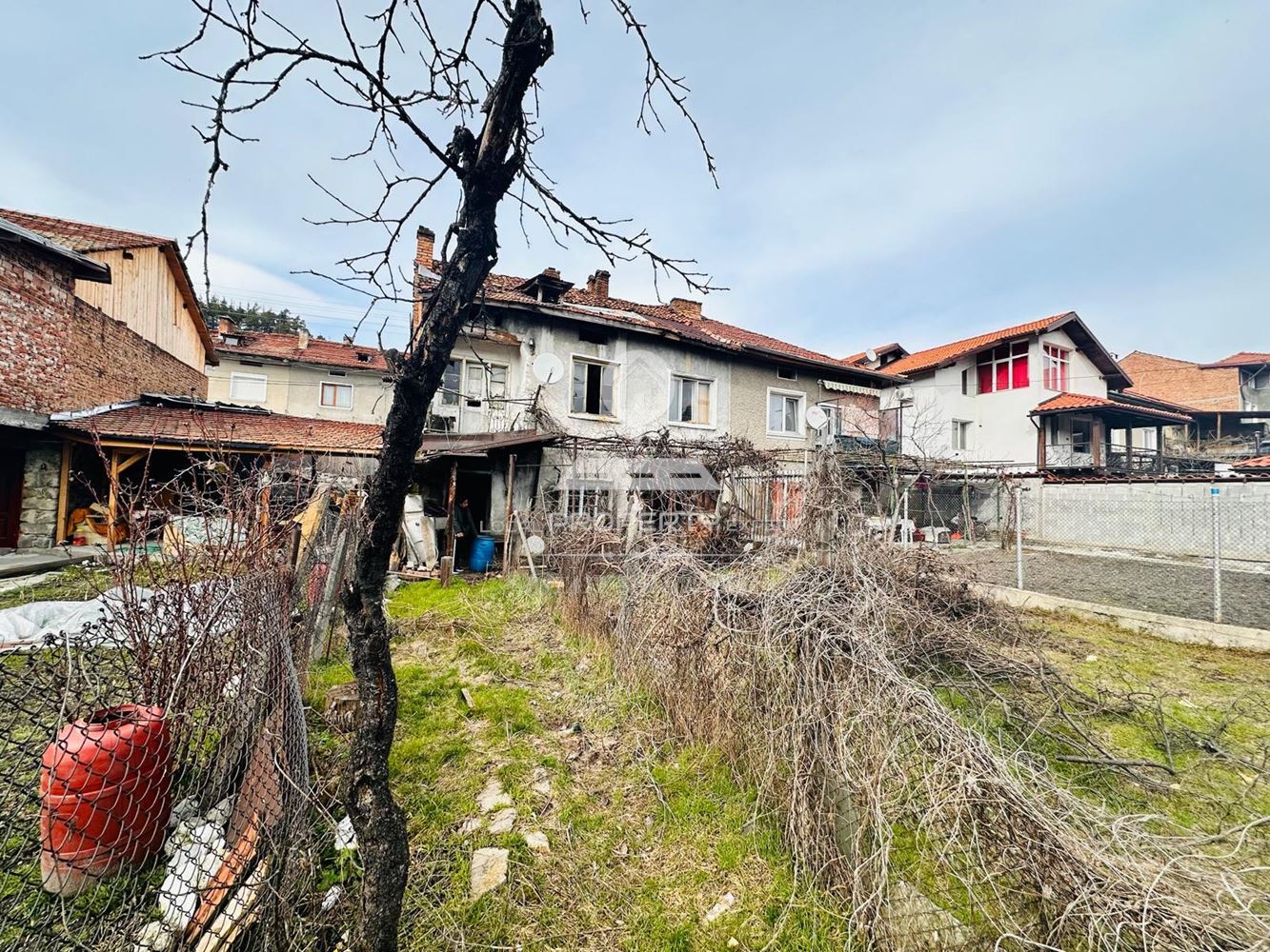 ПРОДАВА СЕ КЪЩА С ПАРЦЕЛ В ЦЕНТЪРА НА С. ЕЛЕШНИЦА, ОБЩ. РАЗЛОГ. - 0