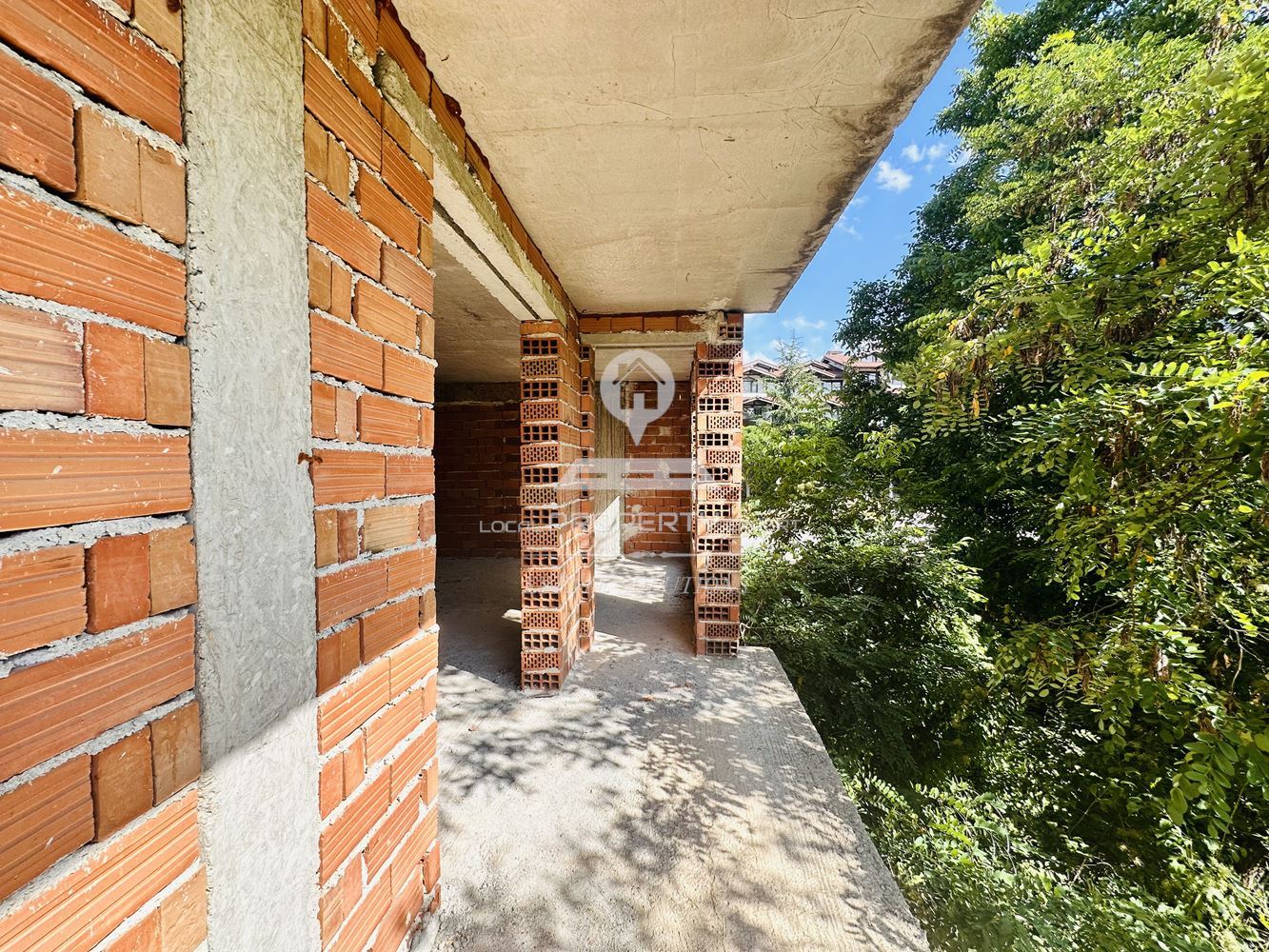 ЮЖЕН, ДВУСТАЕН АПАРТАМЕНТ В ЖИЛИЩНА СГРАДА С ТОП ЛОКАЦИЯ В КВ. ГРАМАДЕТО, УЛ. НАЙДЕН ГЕРОВ, ГР. БАНСКО. - 0