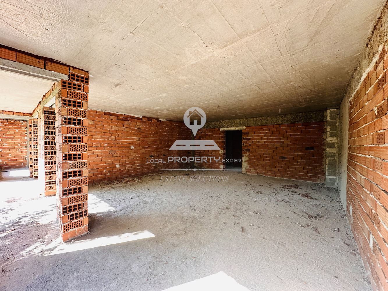 ЮЖЕН, ДВУСТАЕН АПАРТАМЕНТ В ЖИЛИЩНА СГРАДА С ТОП ЛОКАЦИЯ В КВ. ГРАМАДЕТО, УЛ. НАЙДЕН ГЕРОВ, ГР. БАНСКО. - 0