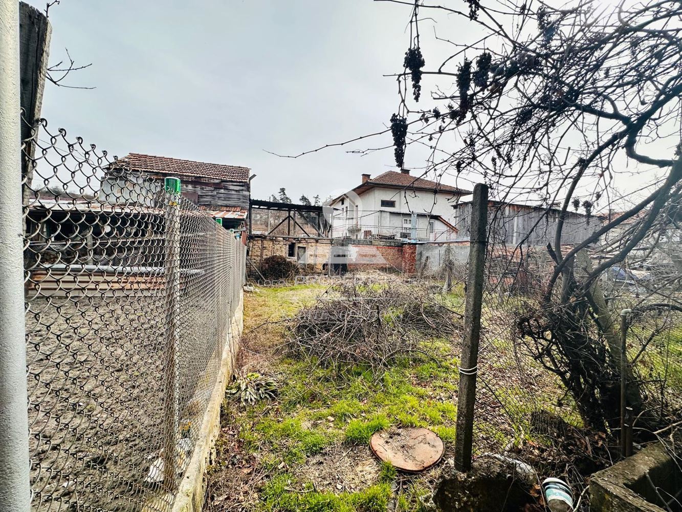 ПРОДАВА СЕ КЪЩА С ПАРЦЕЛ В ЦЕНТЪРА НА С. ЕЛЕШНИЦА, ОБЩ. РАЗЛОГ. - 0