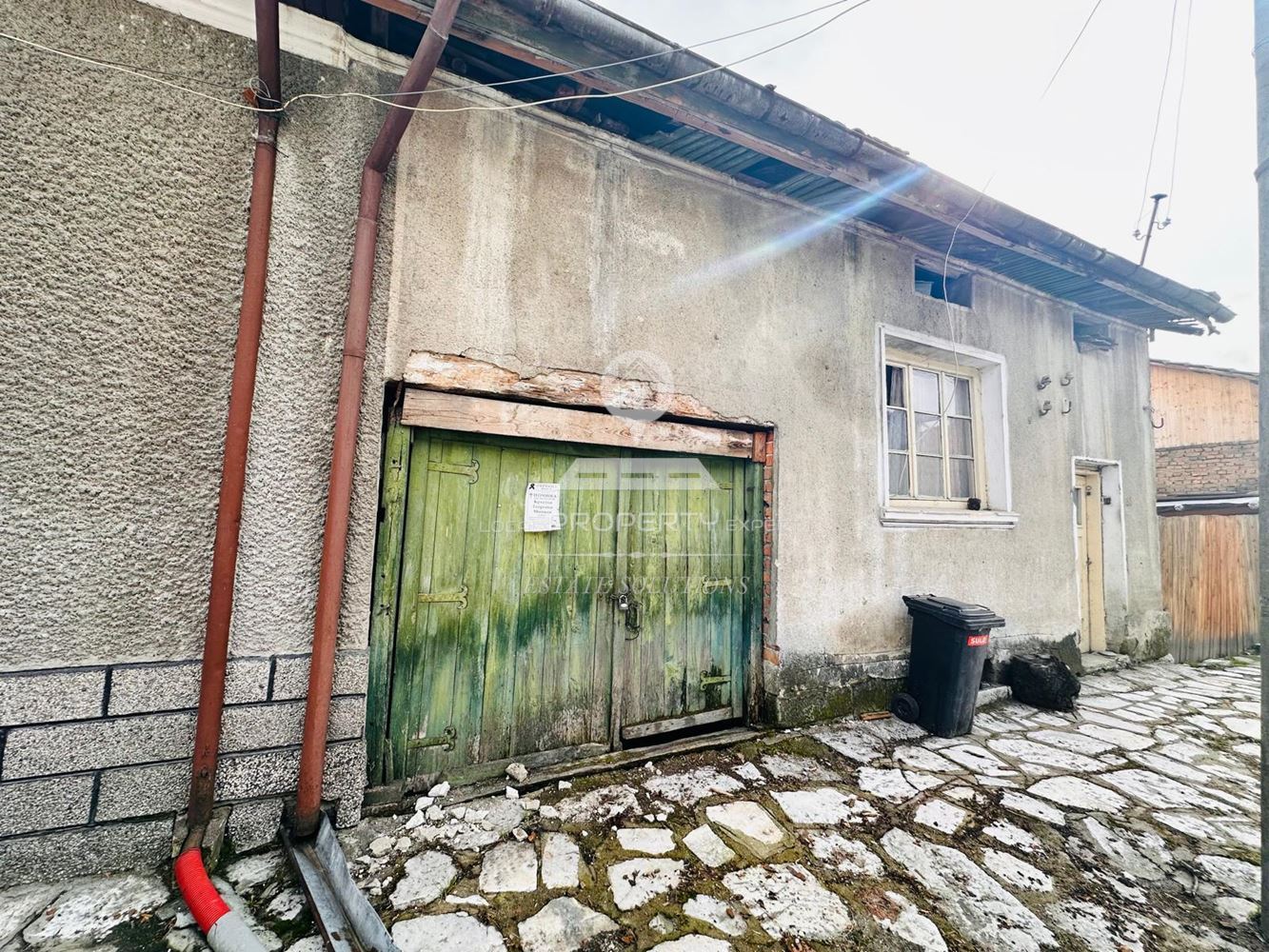 ПРОДАВА СЕ КЪЩА С ПАРЦЕЛ В ЦЕНТЪРА НА С. ЕЛЕШНИЦА, ОБЩ. РАЗЛОГ. - 0