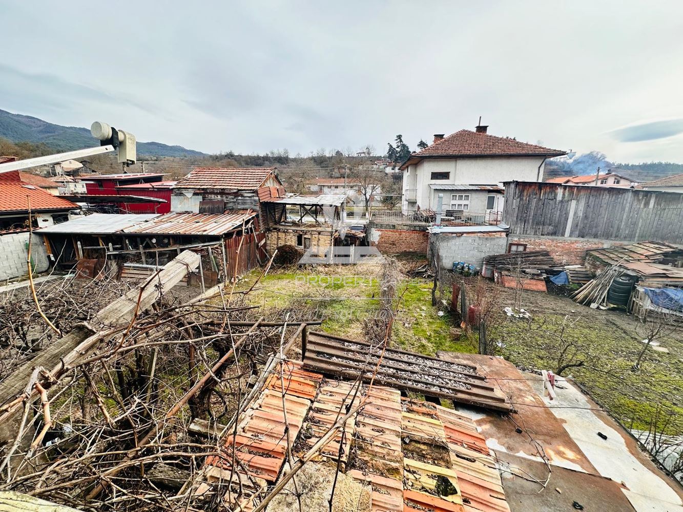 ПРОДАВА СЕ КЪЩА С ПАРЦЕЛ В ЦЕНТЪРА НА С. ЕЛЕШНИЦА, ОБЩ. РАЗЛОГ. - 0