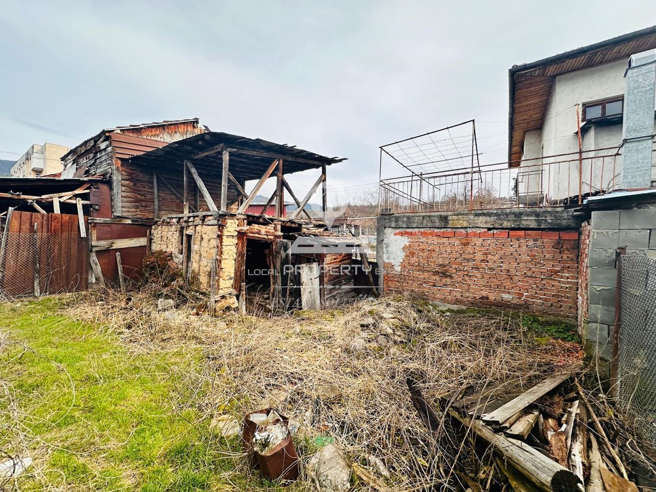 ПРОДАВА СЕ КЪЩА С ПАРЦЕЛ В ЦЕНТЪРА НА С. ЕЛЕШНИЦА, ОБЩ. РАЗЛОГ. - 0