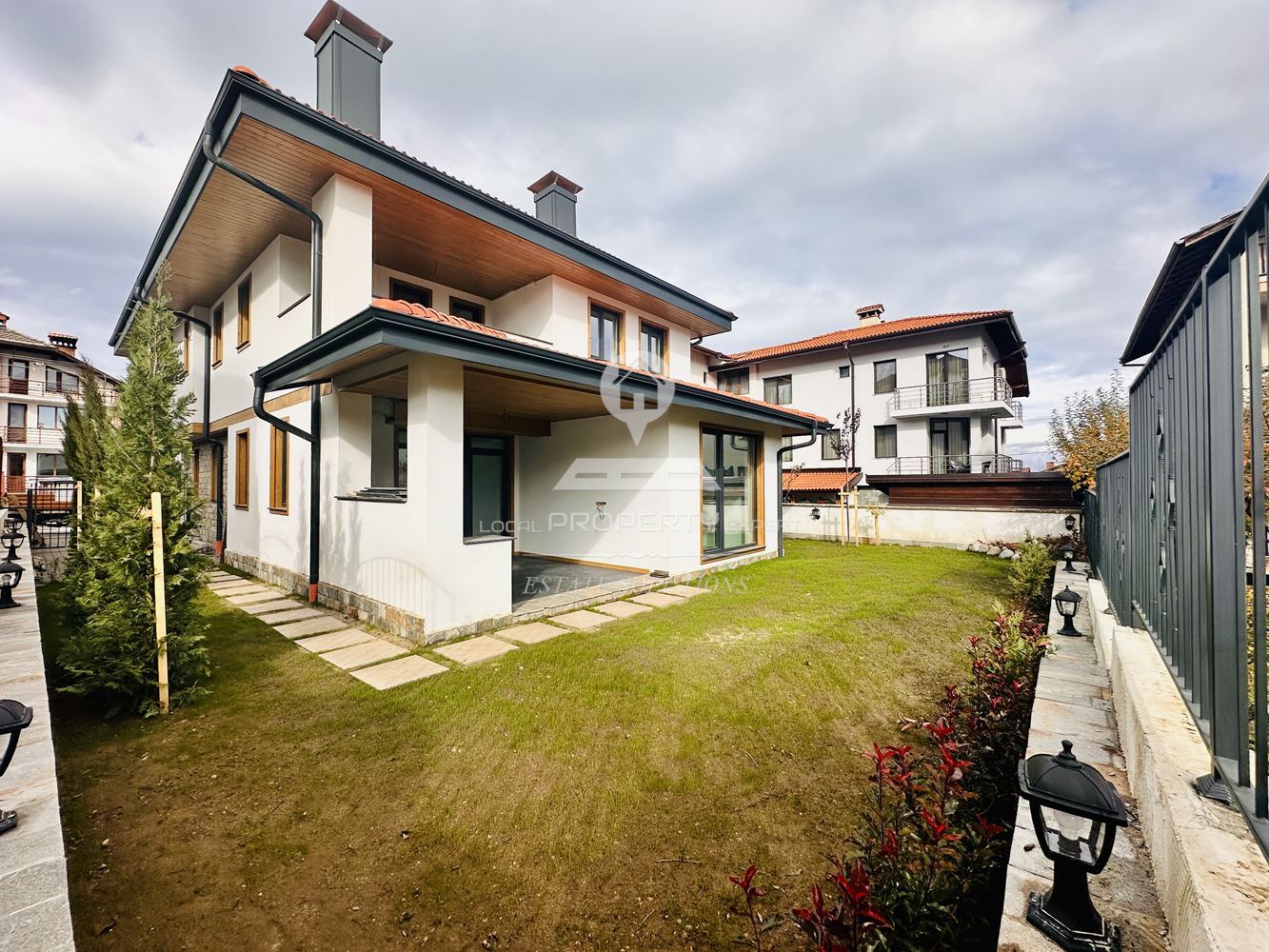 НОВА ЕДНОФАМИЛНА КЪЩА "ДО МЕБЕЛИ" - ПОДОВО С ТЕРМОПОМПА И ПРОСТОРЕН ГАРАЖ - 0