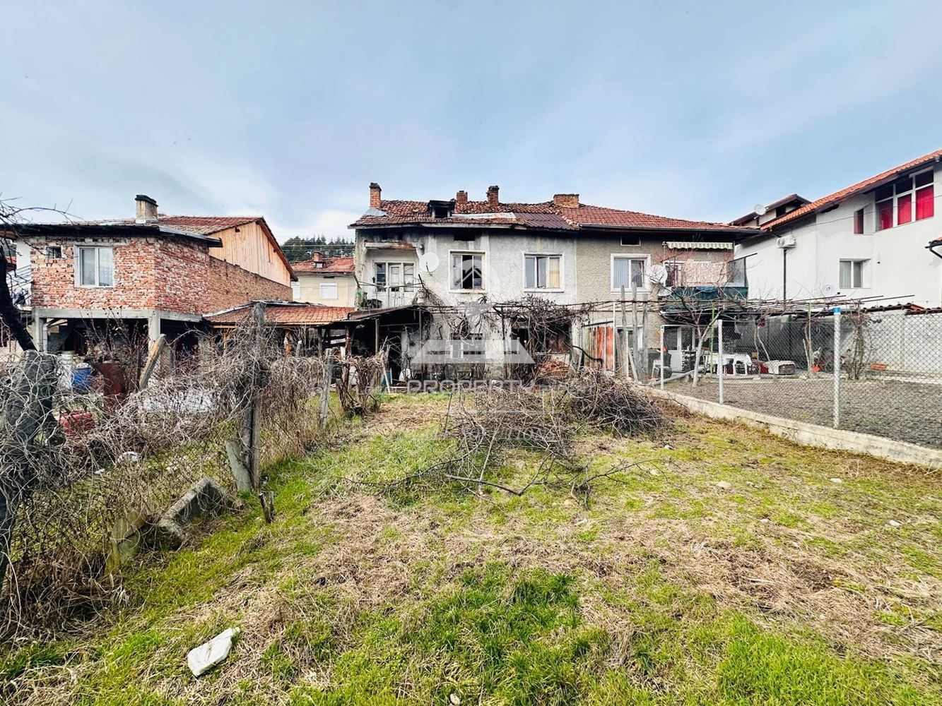 ПРОДАВА СЕ КЪЩА С ПАРЦЕЛ В ЦЕНТЪРА НА С. ЕЛЕШНИЦА, ОБЩ. РАЗЛОГ. - 0