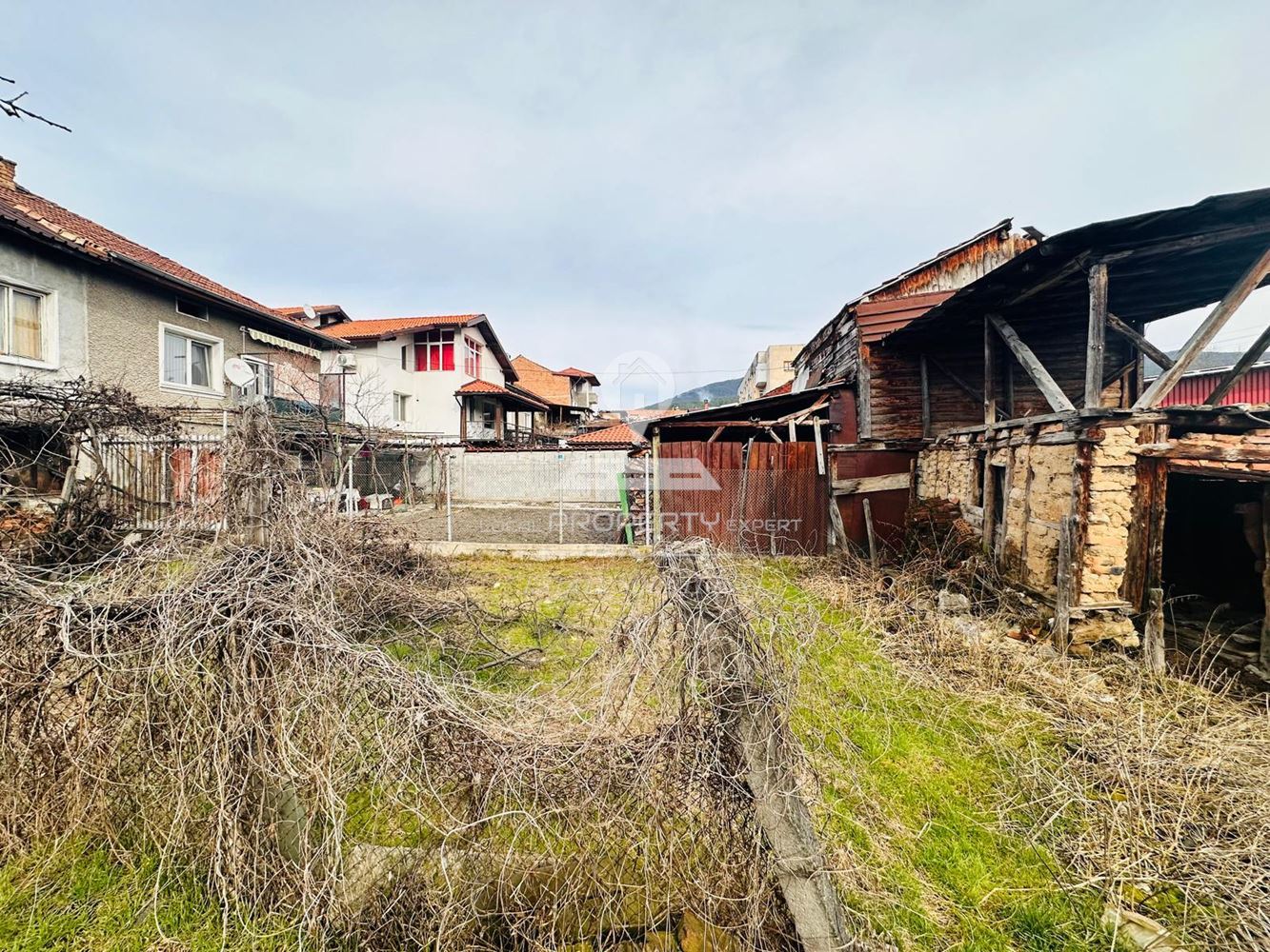 ПРОДАВА СЕ КЪЩА С ПАРЦЕЛ В ЦЕНТЪРА НА С. ЕЛЕШНИЦА, ОБЩ. РАЗЛОГ. - 0