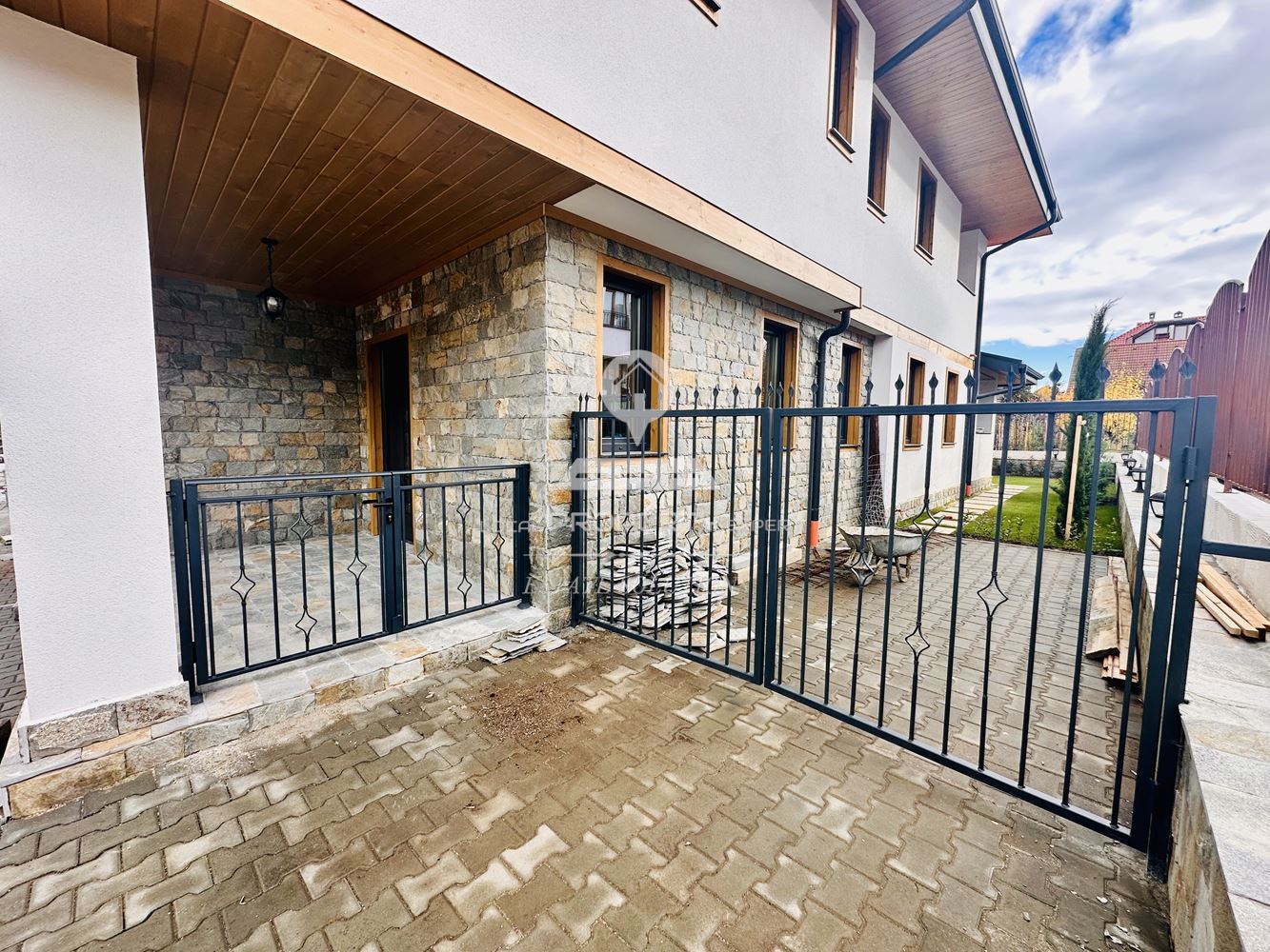 НОВА ЕДНОФАМИЛНА КЪЩА "ДО МЕБЕЛИ" - ПОДОВО С ТЕРМОПОМПА И ПРОСТОРЕН ГАРАЖ - 0