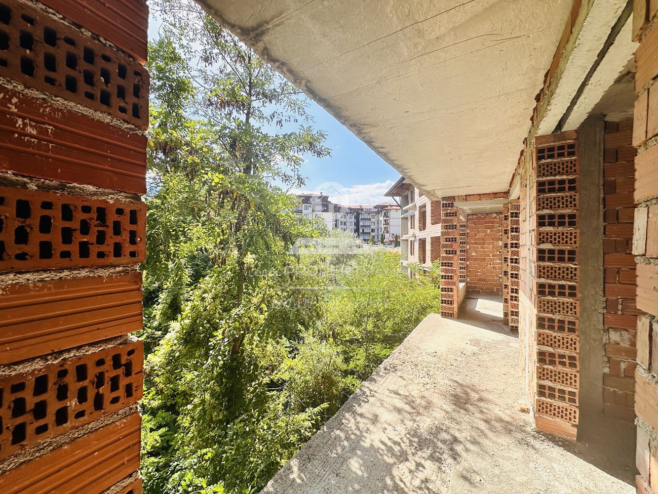 ЮЖЕН, ДВУСТАЕН АПАРТАМЕНТ В ЖИЛИЩНА СГРАДА С ТОП ЛОКАЦИЯ В КВ. ГРАМАДЕТО, УЛ. НАЙДЕН ГЕРОВ, ГР. БАНСКО. - 0